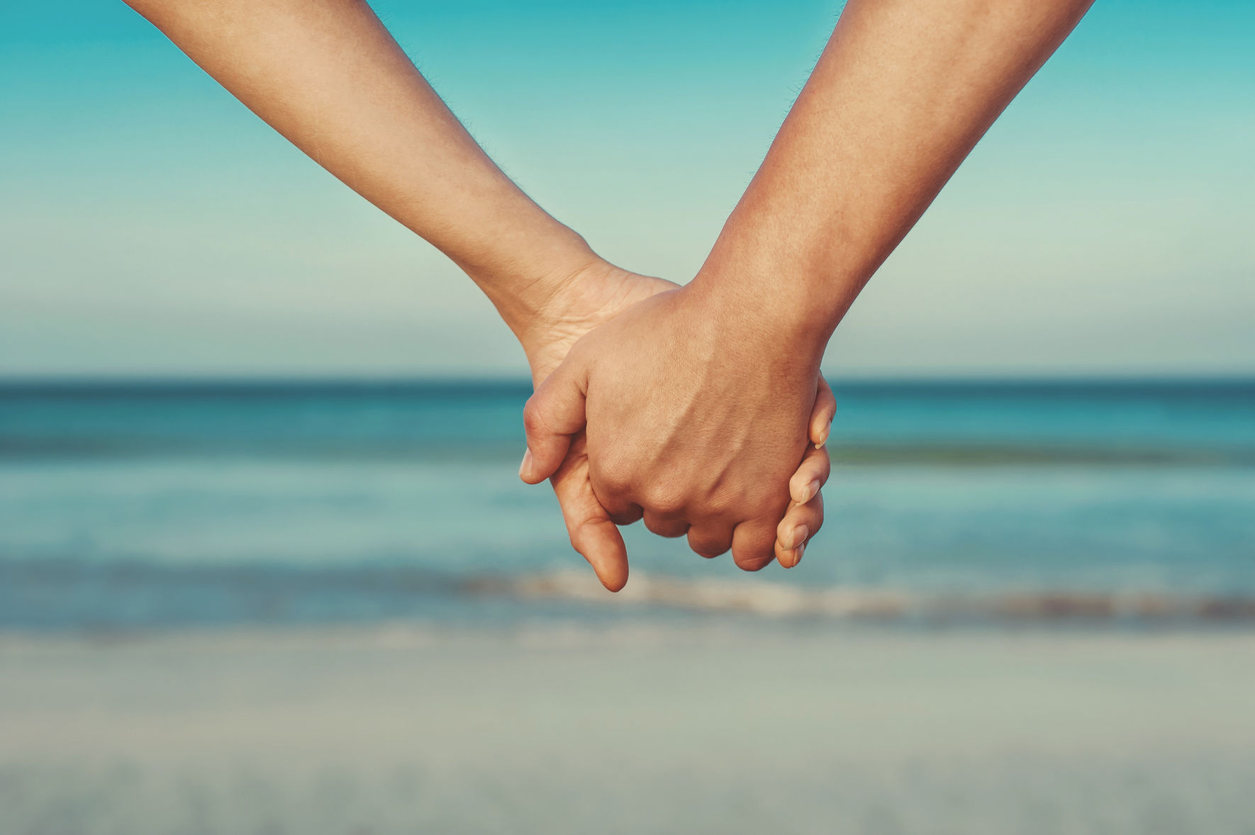Поедем в две руки. Две руки на море. Мужская и женская рука вместе. Руки влюбленных. Рука в руке на фоне моря.